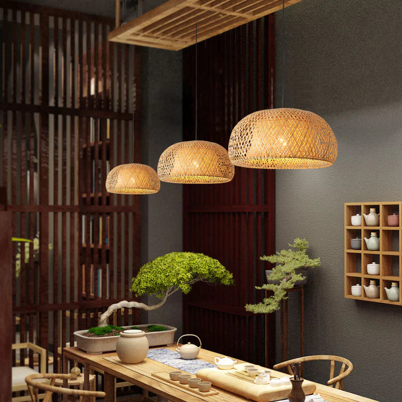 Stor boho lampe, vevd design for koselig hjemmeatmosfære, passer som hovedbelysning.