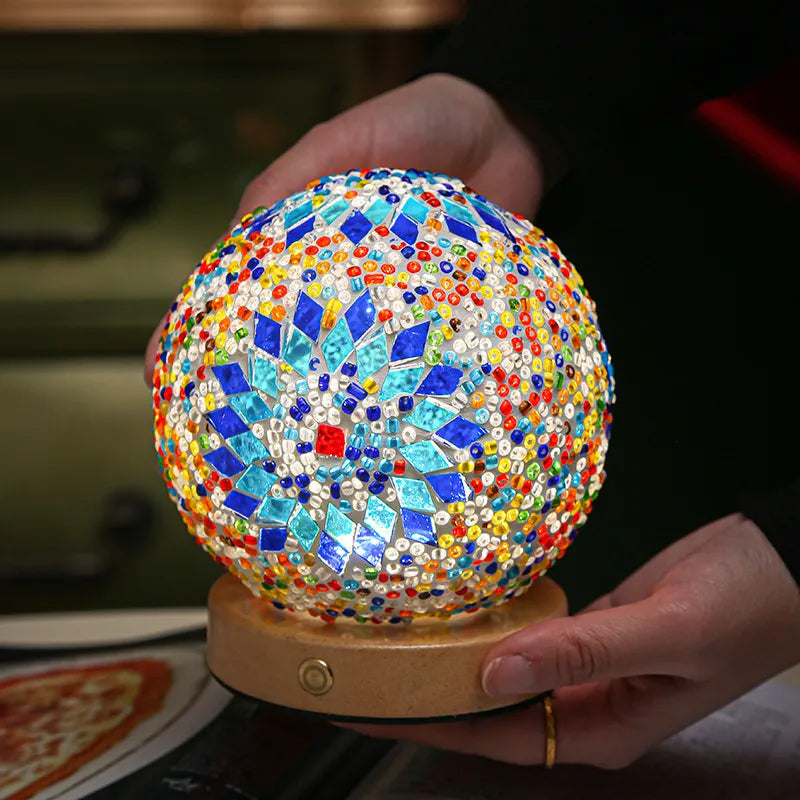 Fargerik bohemsk mosaikk bordlampe. Skaper varmt stemningslys, perfekt som nattlampe og dekor i hjemmet.