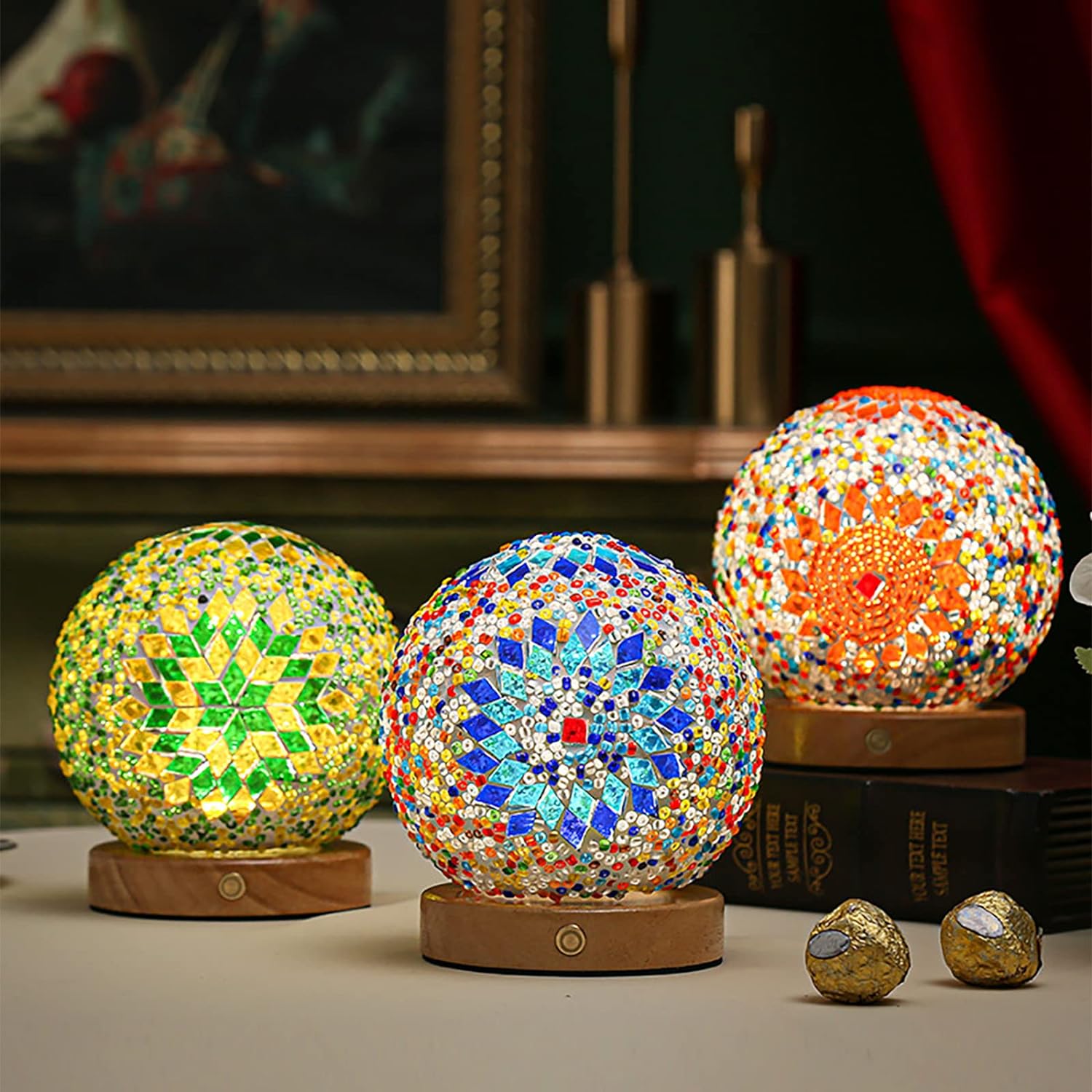 Bohemsk mosaikk lampe som dekor. Fargerik bordlampe med varmt stemningslys, ideell for interiør og hygge.