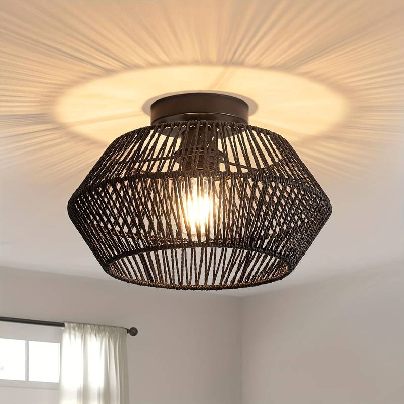 "Boho plafondlampe i brun rotan med bohemsk design og eklektisk stil, håndlaget for unik atmosfære og stemningsbelysning."