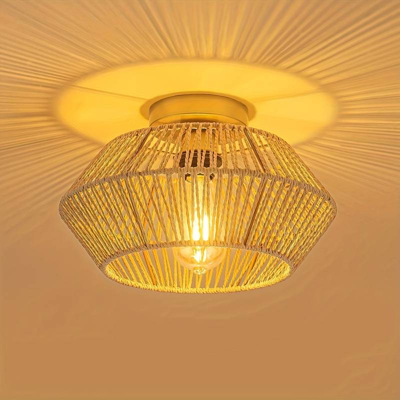 "Boho plafondlampe i brun rotan med bohemsk design og eklektisk stil, håndlaget for unik atmosfære og stemningsbelysning."