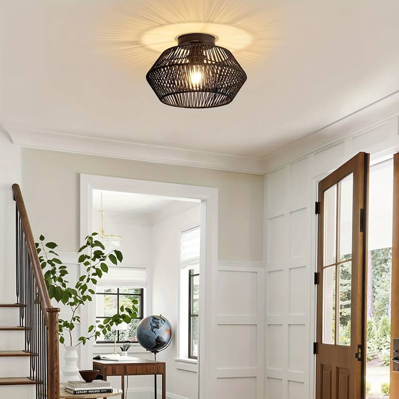 "Boho plafondlampe i brun rotan med bohemsk design og eklektisk stil, håndlaget for unik atmosfære og stemningsbelysning."