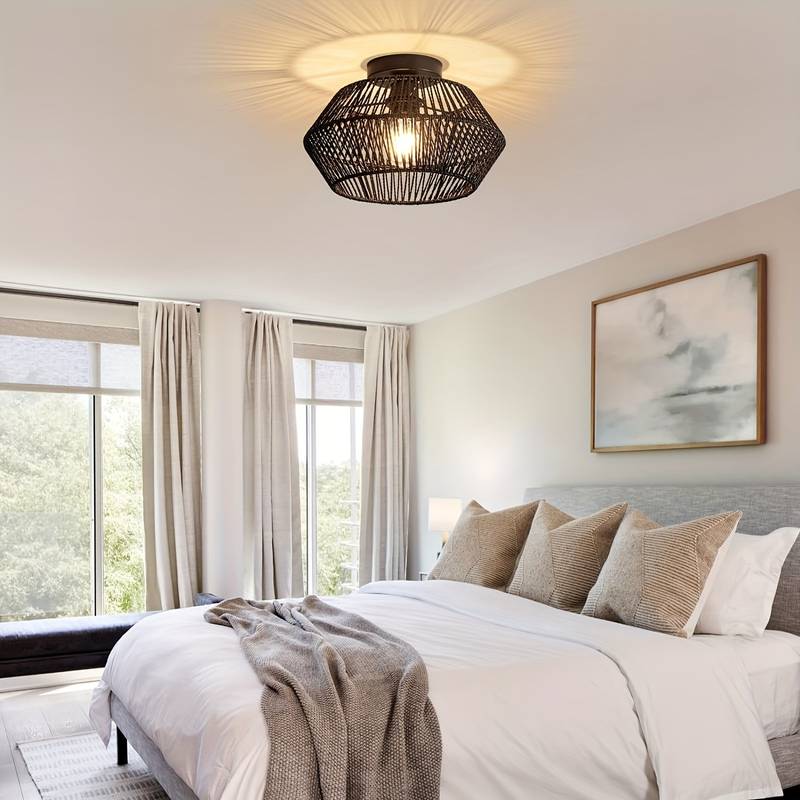 "Boho plafondlampe i brun rotan med bohemsk design og eklektisk stil, håndlaget for unik atmosfære og stemningsbelysning."