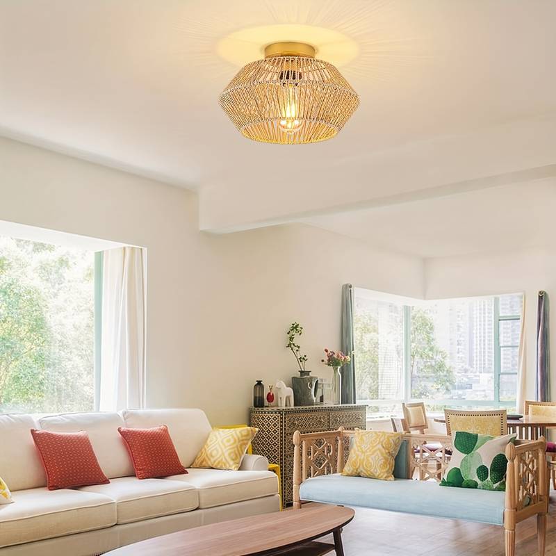 "Boho plafondlampe i brun rotan med bohemsk design og eklektisk stil, håndlaget for unik atmosfære og stemningsbelysning."
