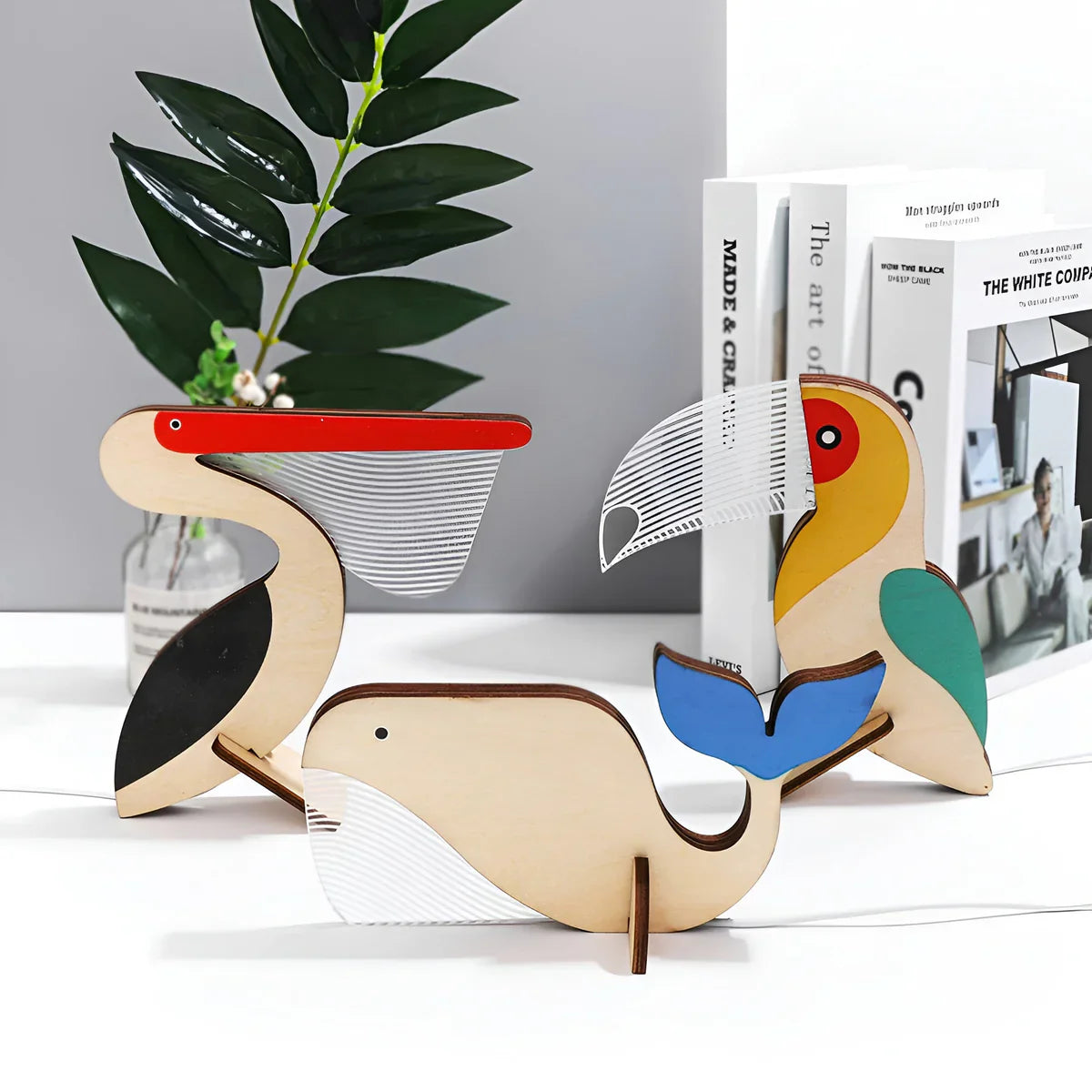 Sjarmerende barnelampe med dyremotiv i tre og akryl. USB-drevet bordlampe som gir mykt nattlys.