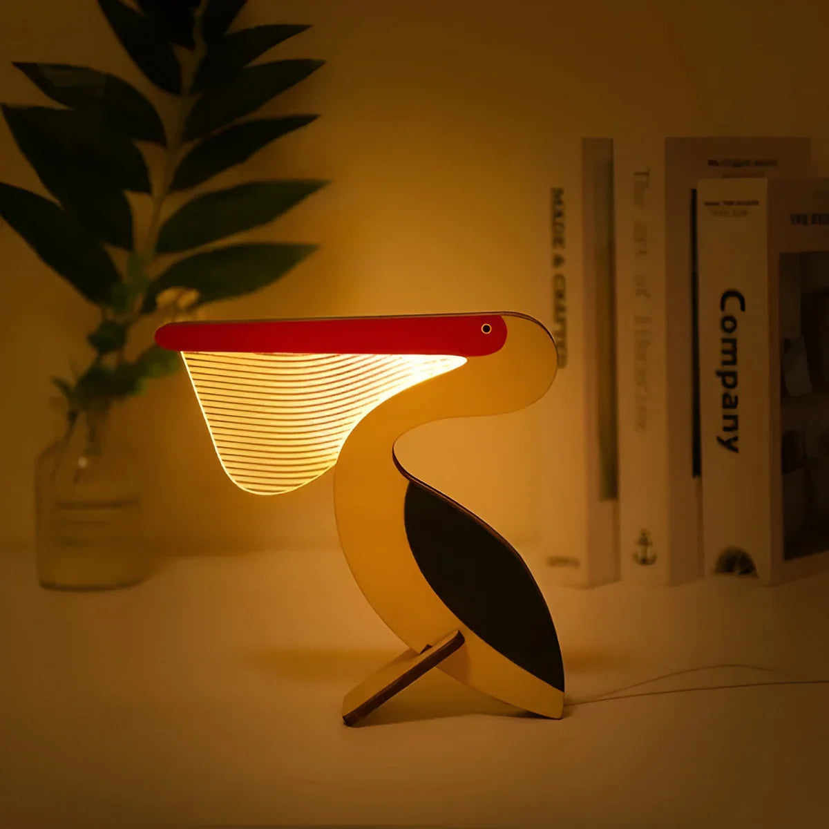 Stilren bordlampe i tre og akryl med dyremotiv. En flott barnelampe som gir mykt nattlys til barnerommet.