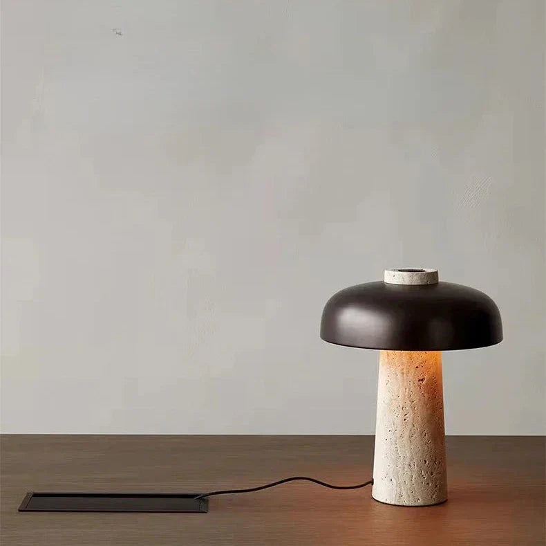 "Bordlampe i naturlig travertin, nordisk design, med rustikk Wabi Sabi-stil, gir varm belysning til rommet ditt."