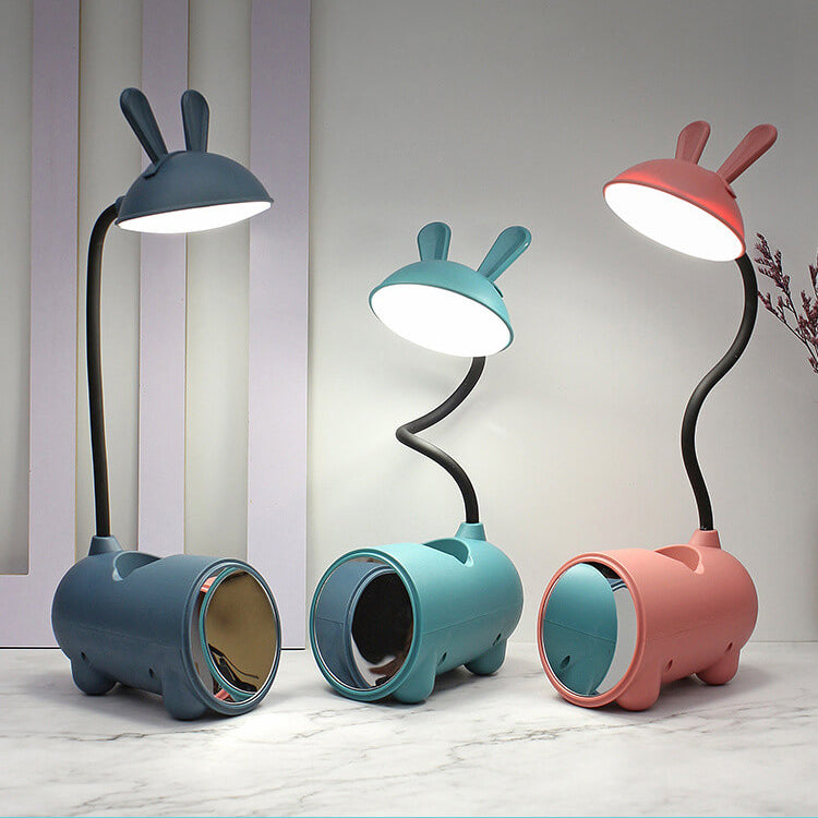 Kompakt bordlampe med LED, berøringskontroll, penneholder og kanindesign. Perfekt for små rom.