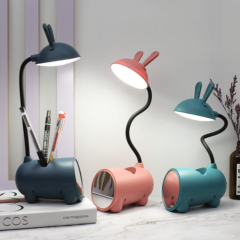 Hvit kaninlampe med LED-lys og integrert penneholder. Perfekt for barnerom eller skrivebord.