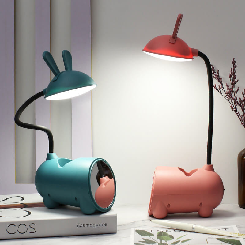 Fleksibel skrivebordslampe med USB-lading, LED og justerbar lysstyrke. Med praktisk oppbevaring.
