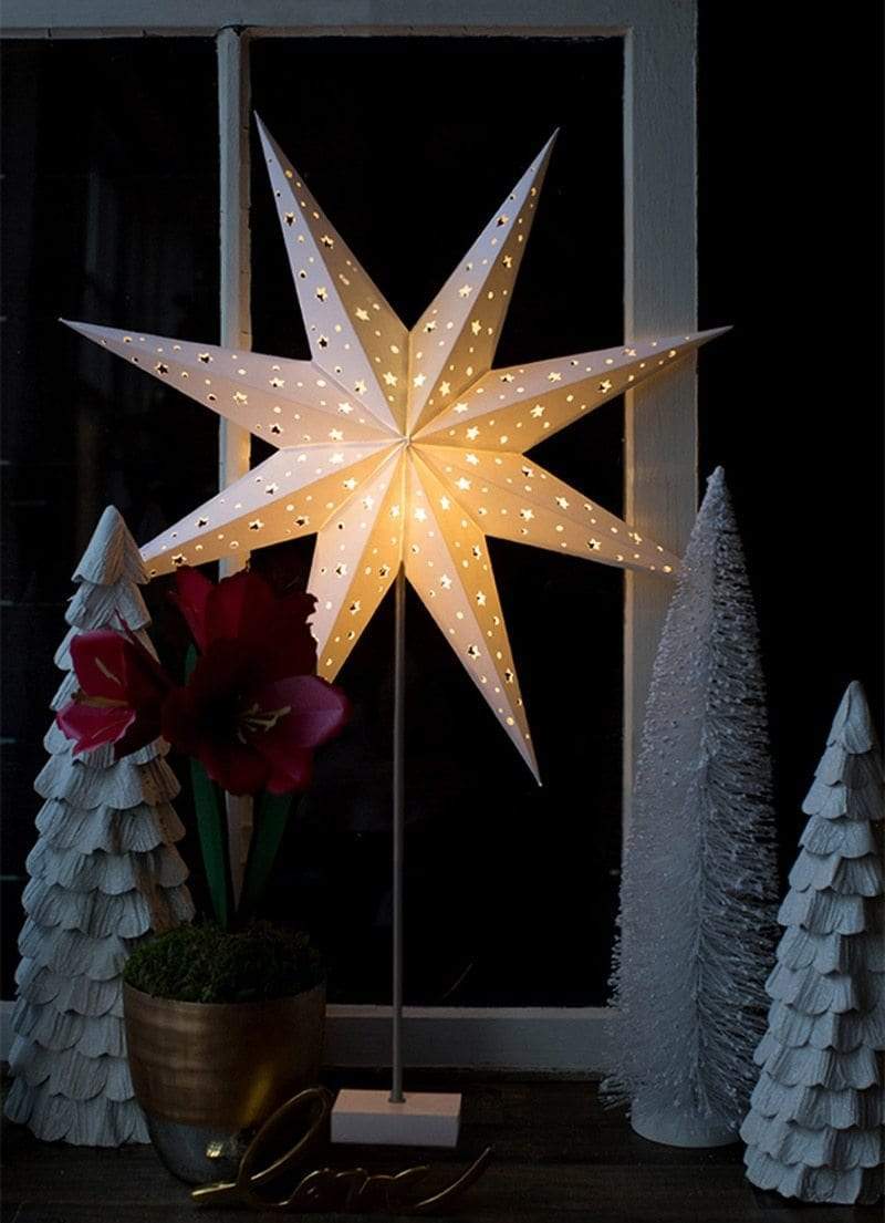 Stilren bordlampe med stjerne-utskjæringer, en moderne papirlampe for koselig belysning.