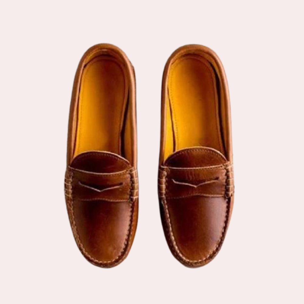"Brune herreloafers i lær med lav hæl og polstret innersåle, elegant design for både formelle og uformelle anledninger."
