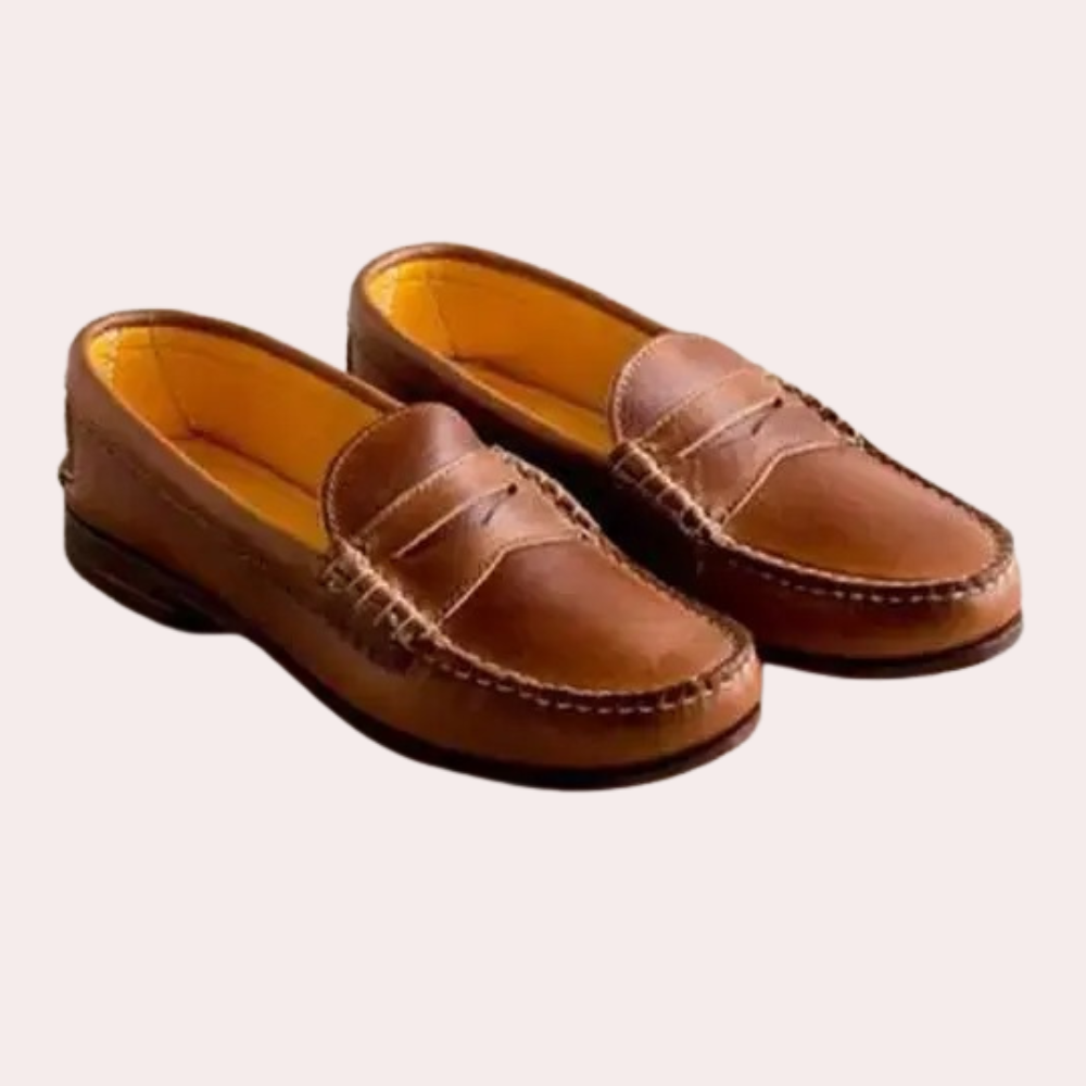 "Brune herreloafers i lær med lav hæl og polstret innersåle, elegant design for både formelle og uformelle anledninger."