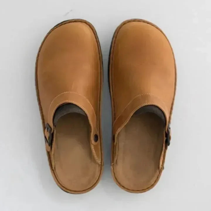 Brune ortopediske herresandaler med ergonomisk såle og pustende materiale, designet for komfort og støtte.