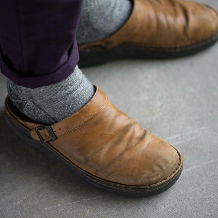 Brune ortopediske herresandaler med ergonomisk såle og pustende materiale, designet for komfort og støtte.