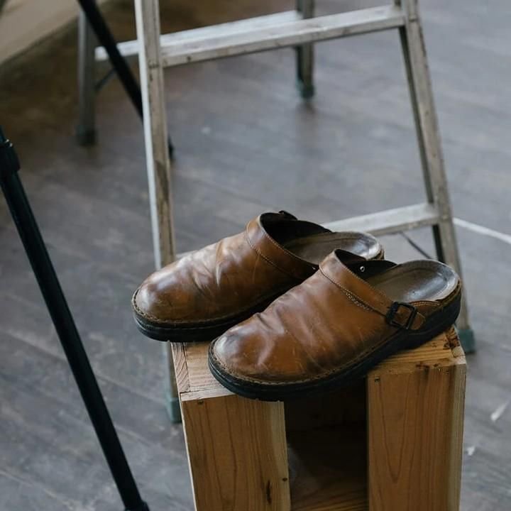 Brune ortopediske herresandaler med ergonomisk såle og pustende materiale, designet for komfort og støtte.
