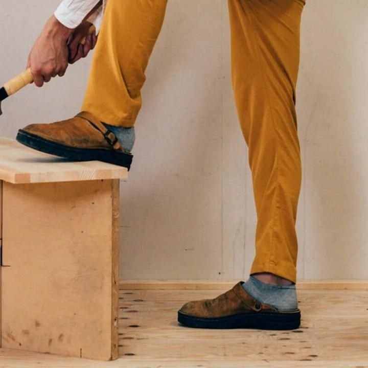 Brune ortopediske herresandaler med ergonomisk såle og pustende materiale, designet for komfort og støtte.
