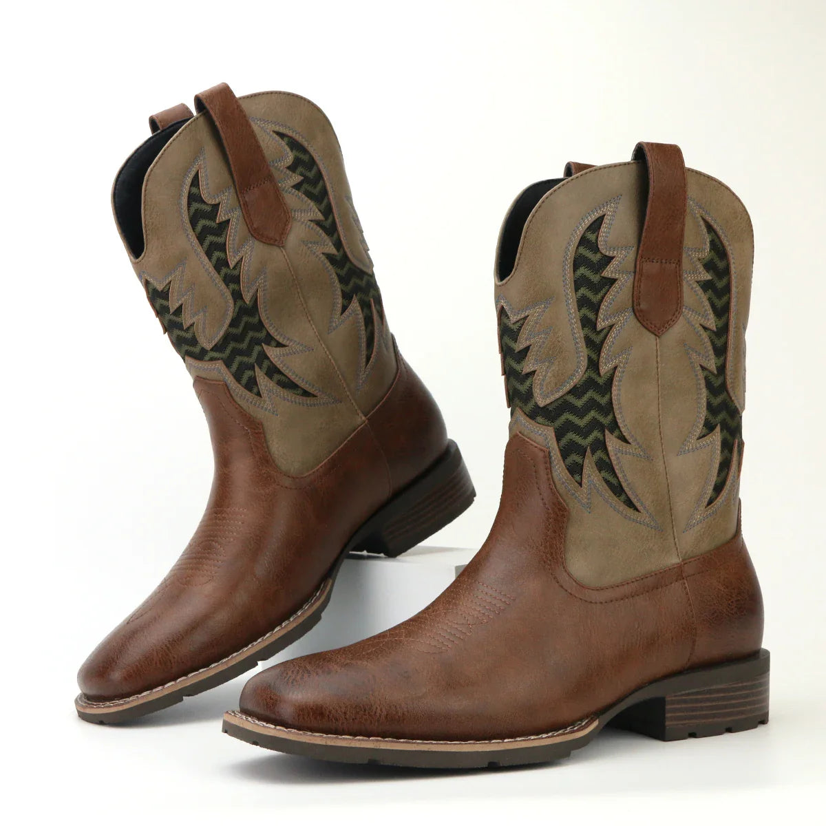 Teksturdetaljer av høykvalitets skinn på brune vintage herre cowboystøvler. Slitesterk og stilig cowboystil.