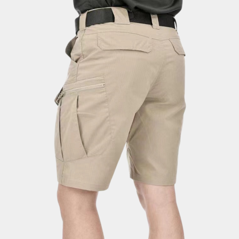 "Cargoshorts for menn i khaki, tidløst design med flere lommer, pustende stoff for komfort."