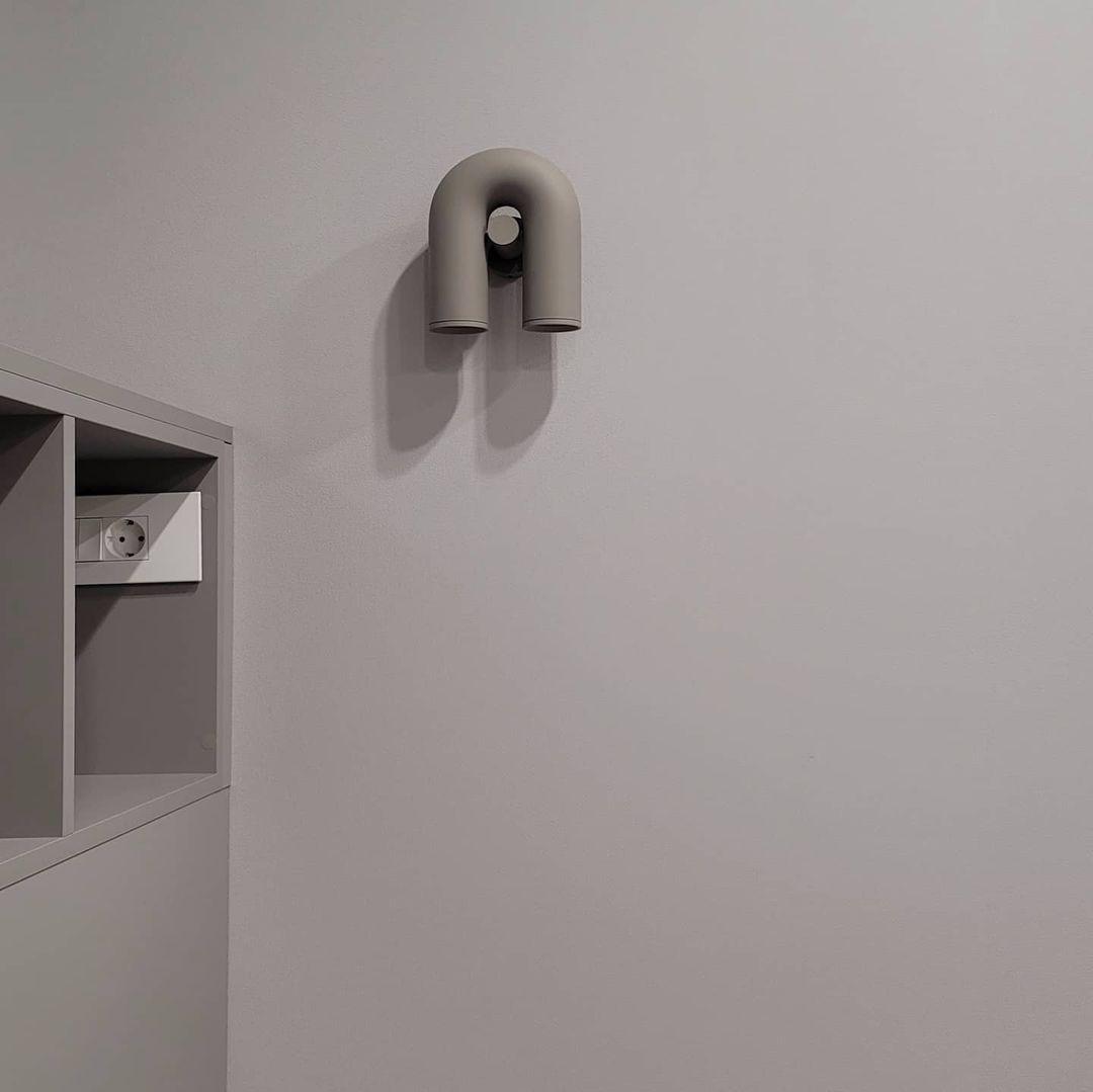 "Cirkus justerbar LED vegglampe med U-formet modul, elegant design for moderne innendørs belysning."