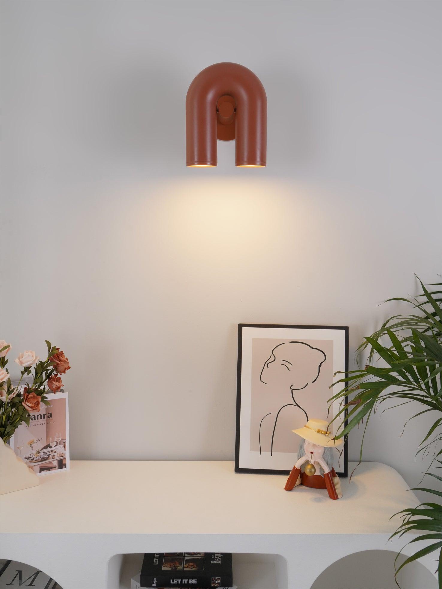 "Cirkus justerbar LED vegglampe med U-formet modul, elegant design for moderne innendørs belysning."