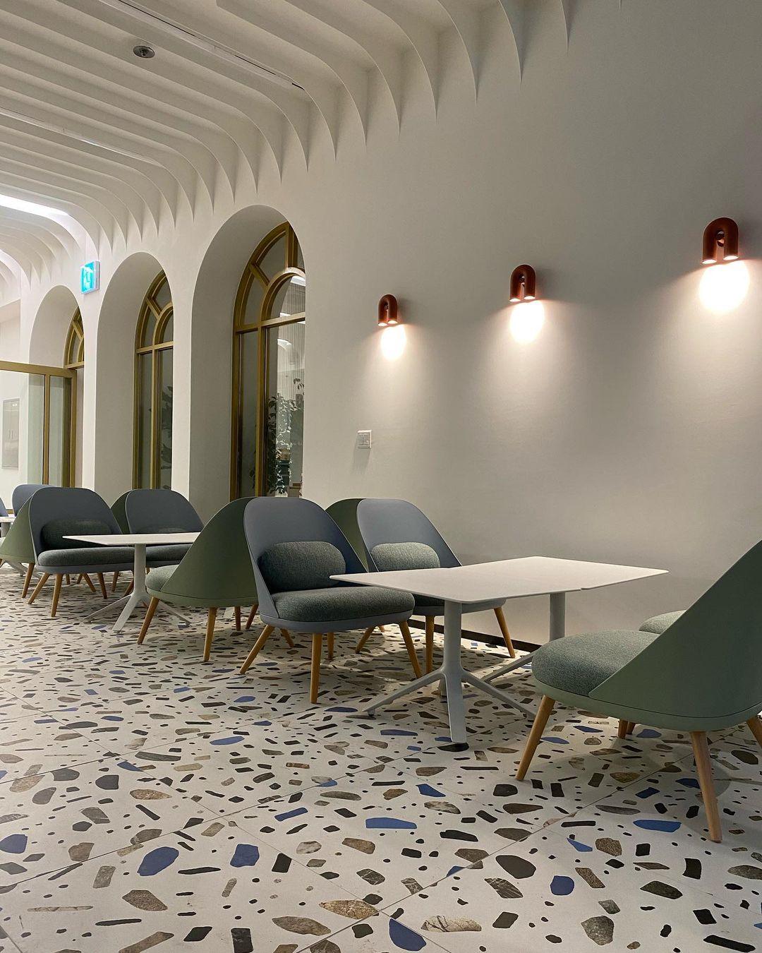 "Cirkus justerbar LED vegglampe med U-formet modul, elegant design for moderne innendørs belysning."
