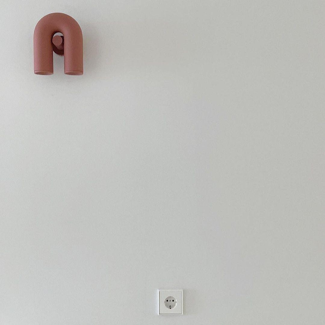 "Cirkus justerbar LED vegglampe med U-formet modul, elegant design for moderne innendørs belysning."