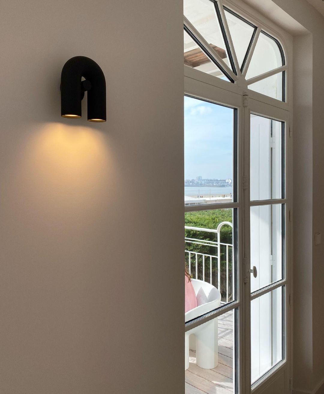 "Cirkus justerbar LED vegglampe med U-formet modul, elegant design for moderne innendørs belysning."