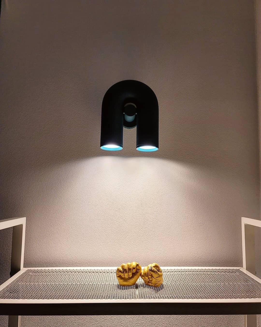 "Cirkus justerbar LED vegglampe med U-formet modul, elegant design for moderne innendørs belysning."
