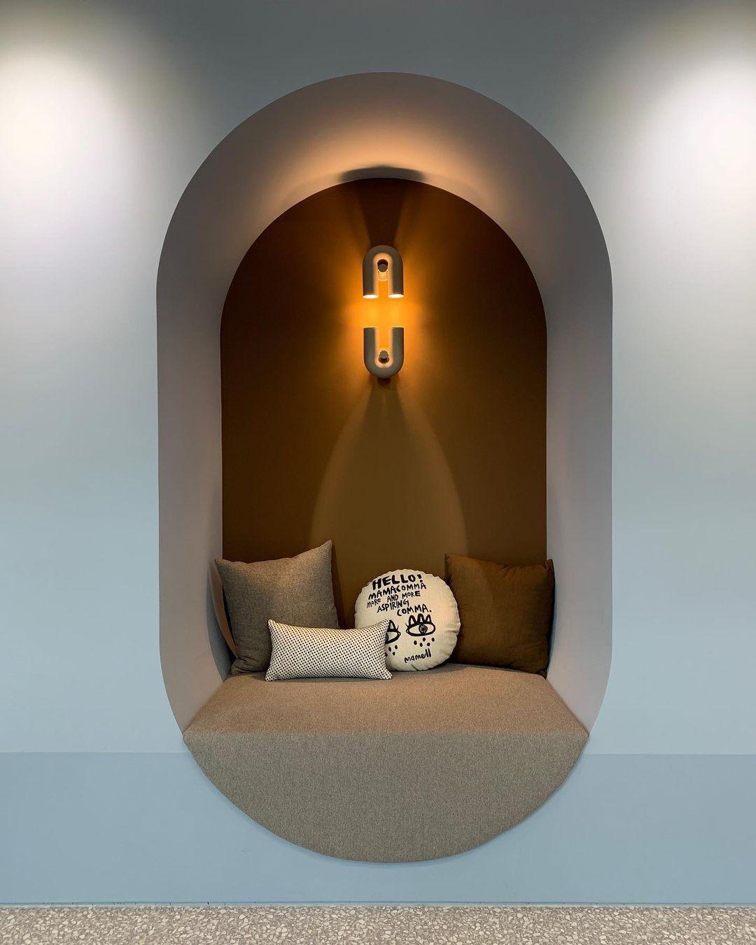 "Cirkus justerbar LED vegglampe med U-formet modul, elegant design for moderne innendørs belysning."