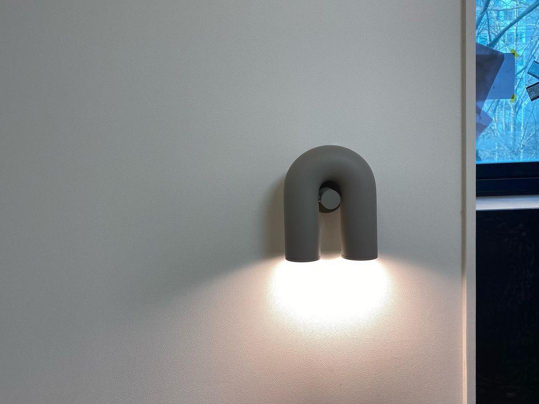 "Cirkus justerbar LED vegglampe med U-formet modul, elegant design for moderne innendørs belysning."