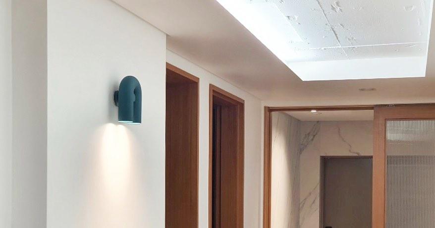 "Cirkus justerbar LED vegglampe med U-formet modul, elegant design for moderne innendørs belysning."