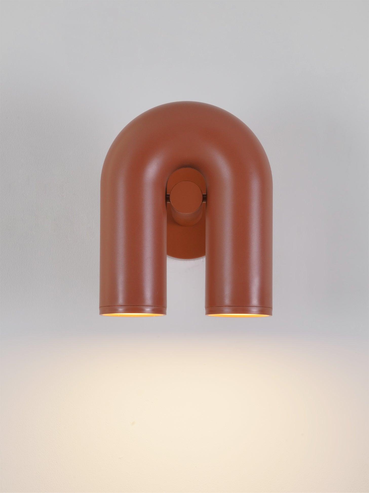 "Cirkus justerbar LED vegglampe med U-formet modul, elegant design for moderne innendørs belysning."