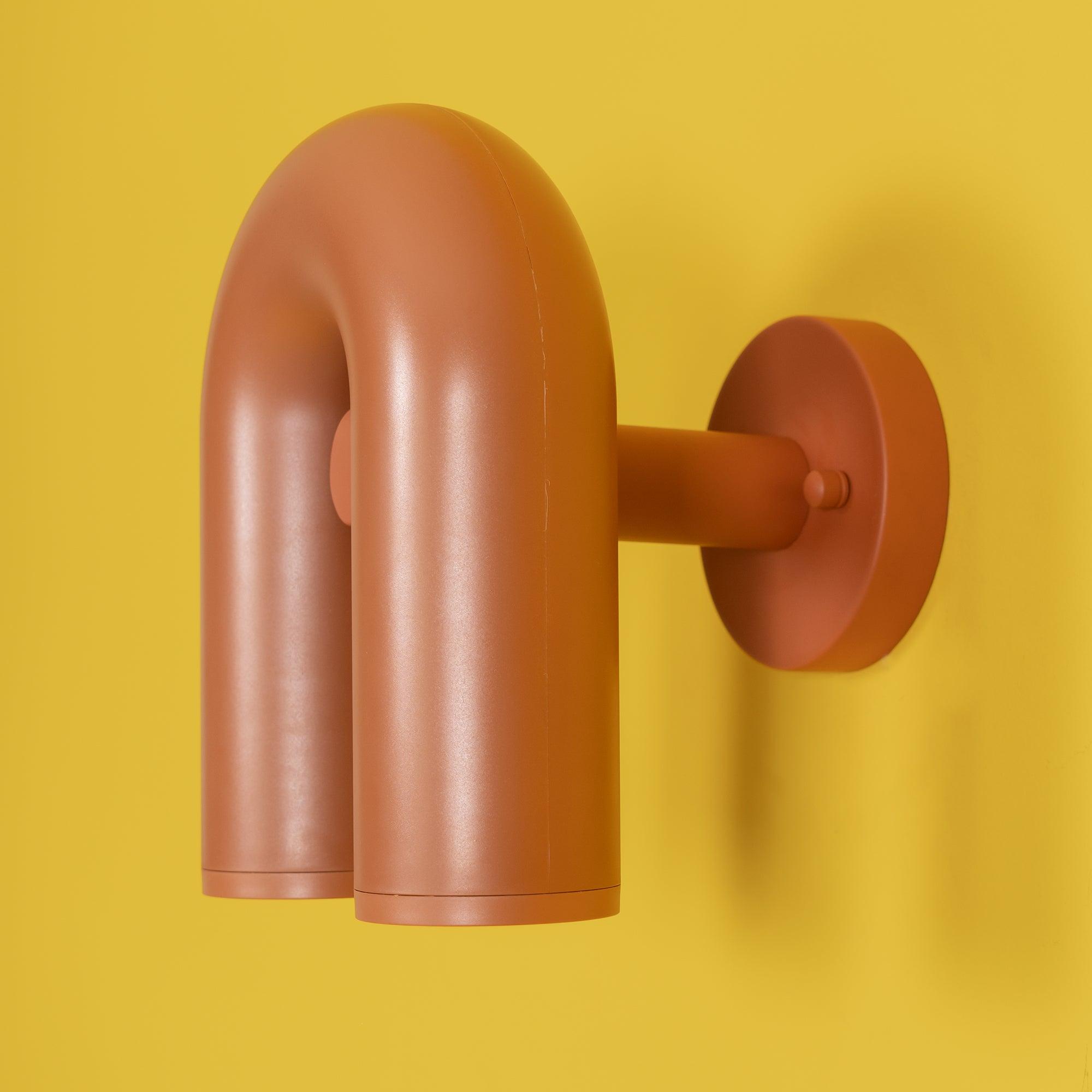 "Cirkus justerbar LED vegglampe med U-formet modul, elegant design for moderne innendørs belysning."