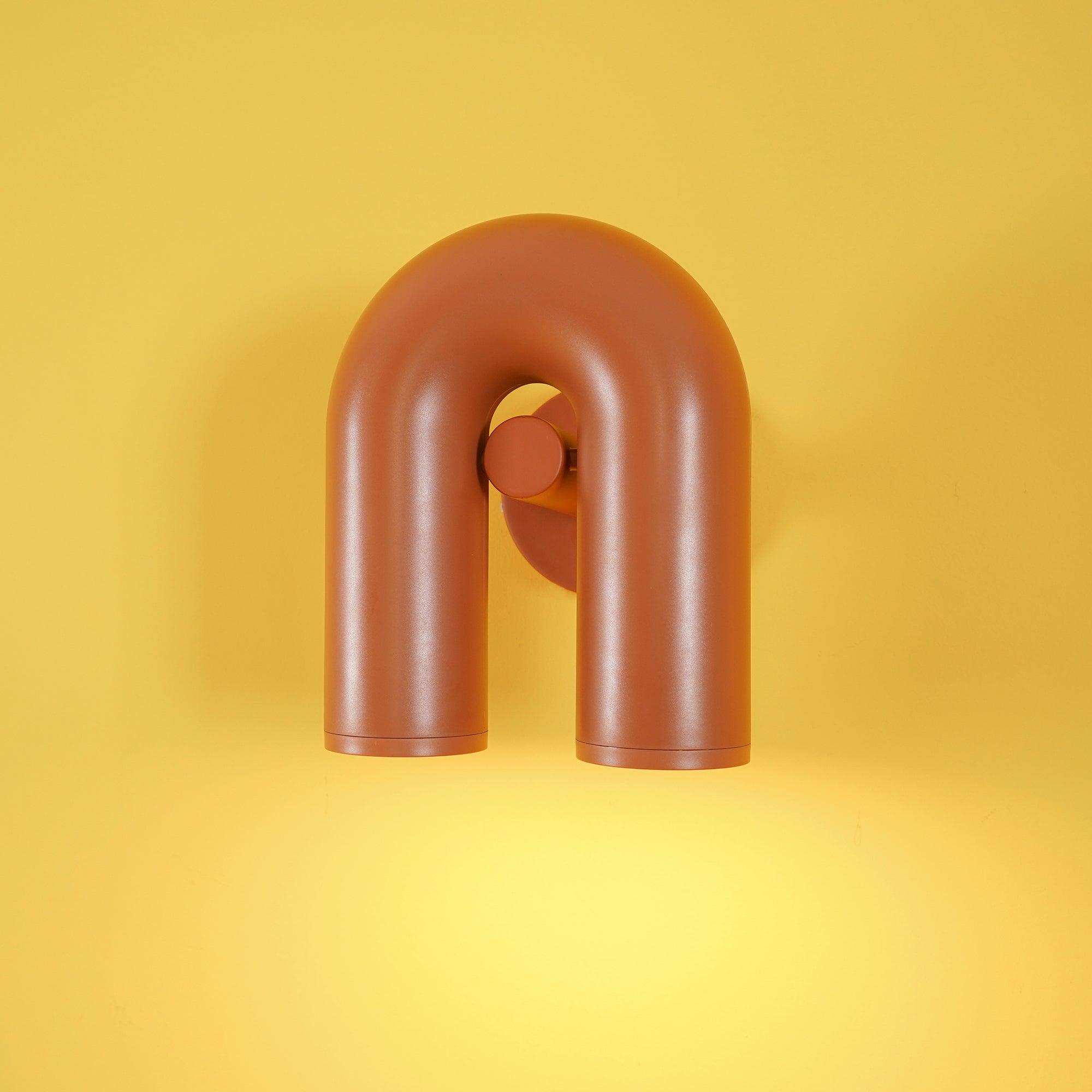 "Cirkus justerbar LED vegglampe med U-formet modul, elegant design for moderne innendørs belysning."