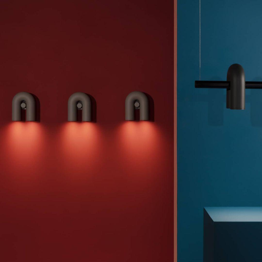 "Cirkus justerbar LED vegglampe med U-formet modul, elegant design for moderne innendørs belysning."