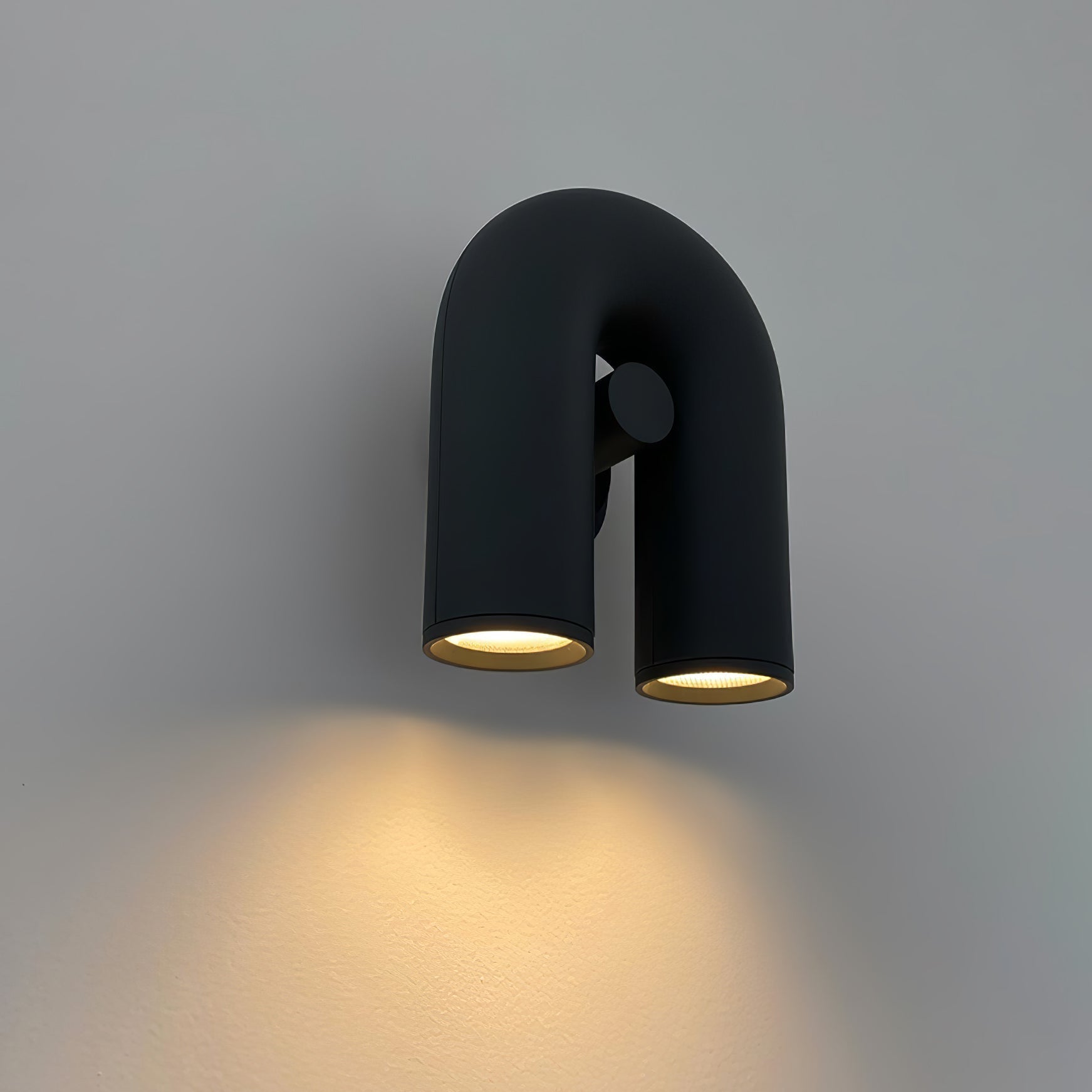 "Cirkus justerbar LED vegglampe med U-formet modul, elegant design for moderne innendørs belysning."