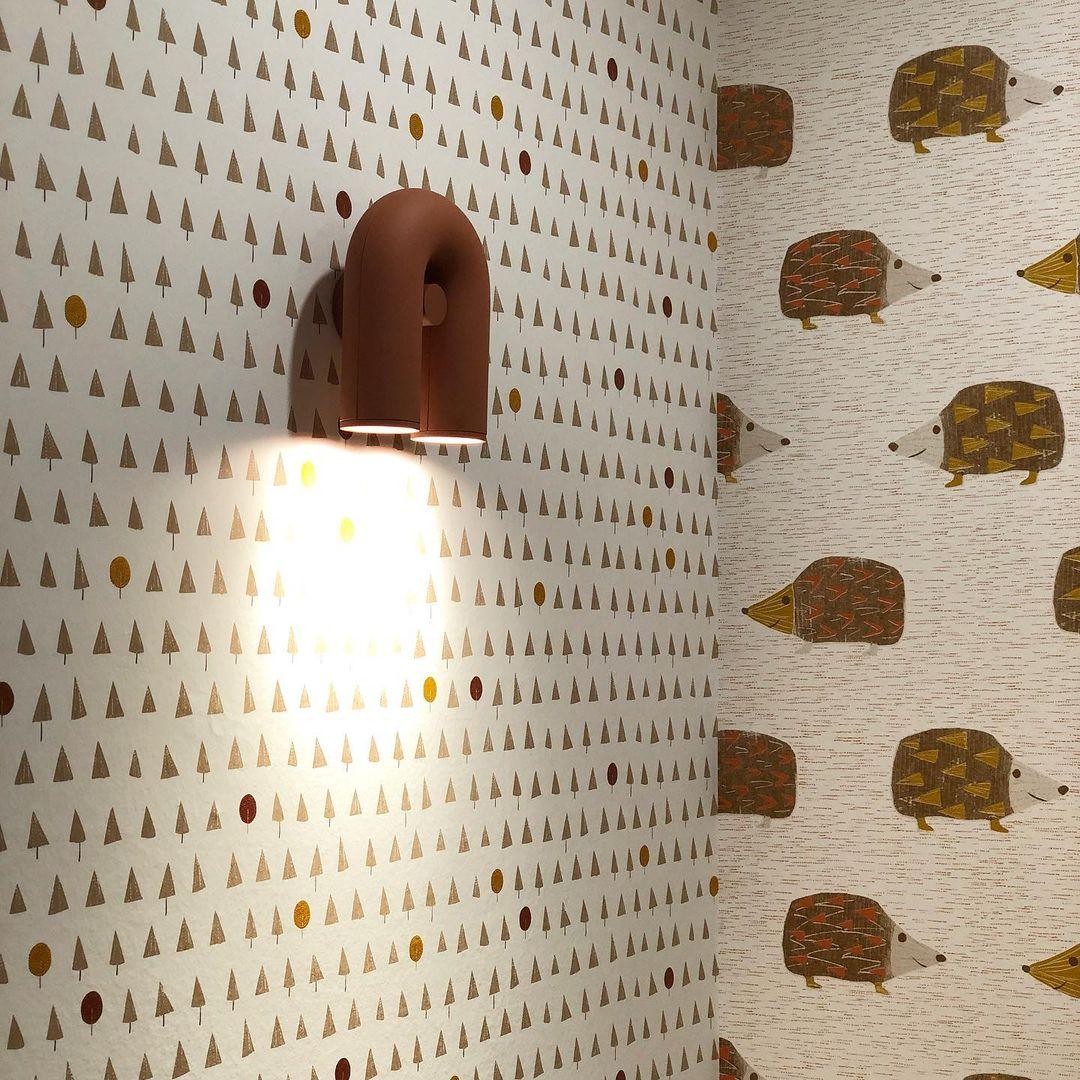 "Cirkus justerbar LED vegglampe med U-formet modul, elegant design for moderne innendørs belysning."