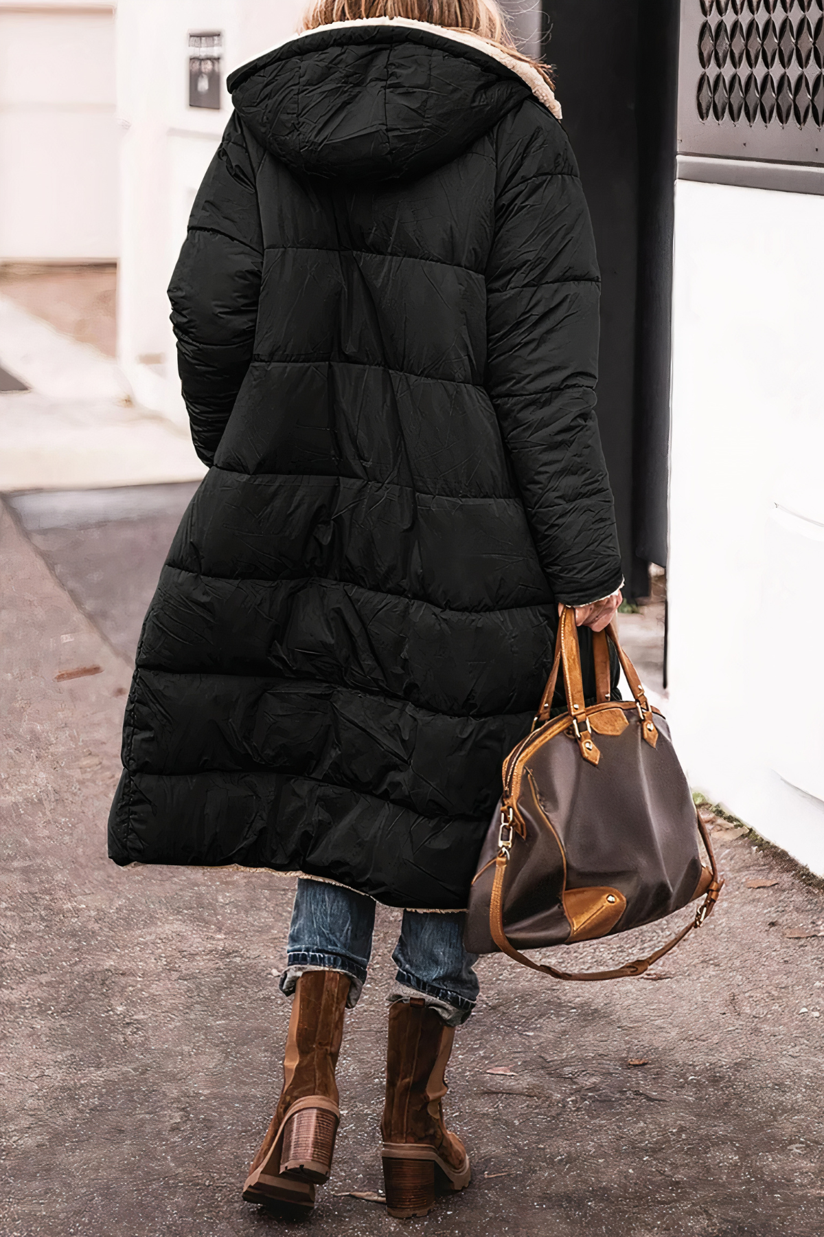 Bilde av dame i svart dobbelsidig vinterparkas med hette, en trendy varm vinterjakke.