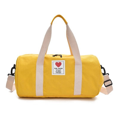 Stilig rosa duffelbag for dame med separat skolomme, perfekt som reiseveske og treningsbag