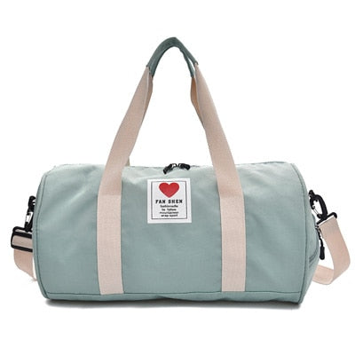 Elegant sort duffelbag med justerbar skulderrem, rommer mye klær og utstyr til trening