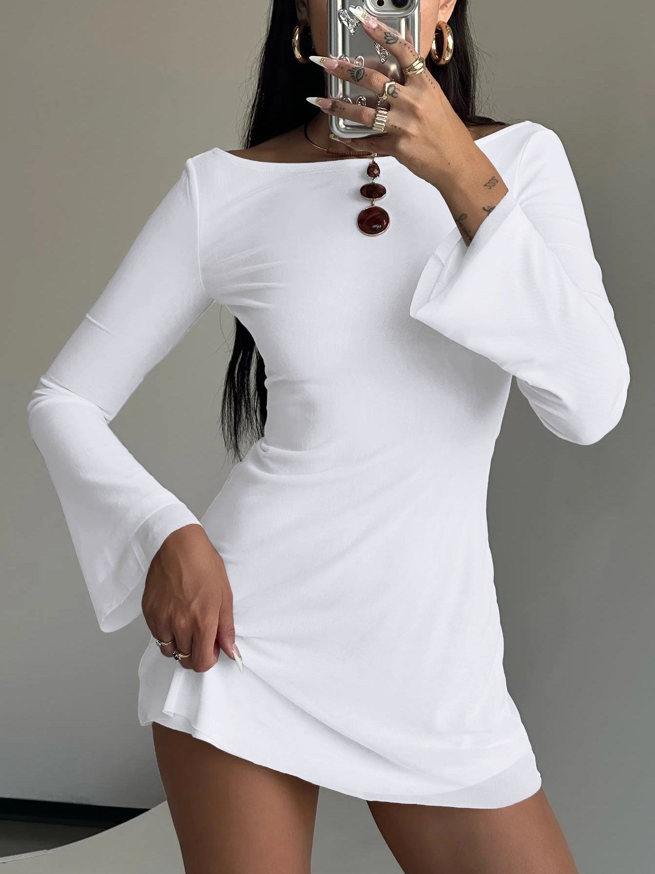 "Dame figurnær minikjole, lange ermer, rund hals, elegant stil, perfekt til spesielle anledninger, flatterende design"