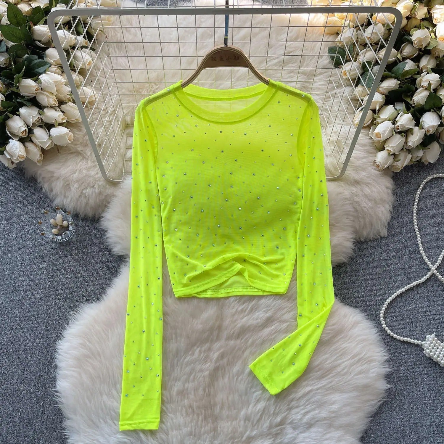 Festklar glitrende crop topp med lange ermer og rhinestones, for trendy kveldsstil.