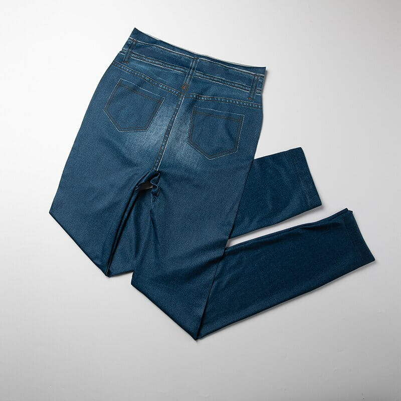 Bakside av dame jeans-leggings med flatterende passform. Komfortable bukser for kvinner.