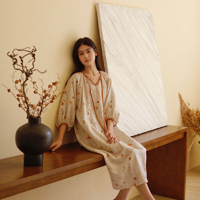 "Dame kimono-nattkjole i blomstermønster med volanger, elegant design i pustende materiale, feminin og komfortabel."