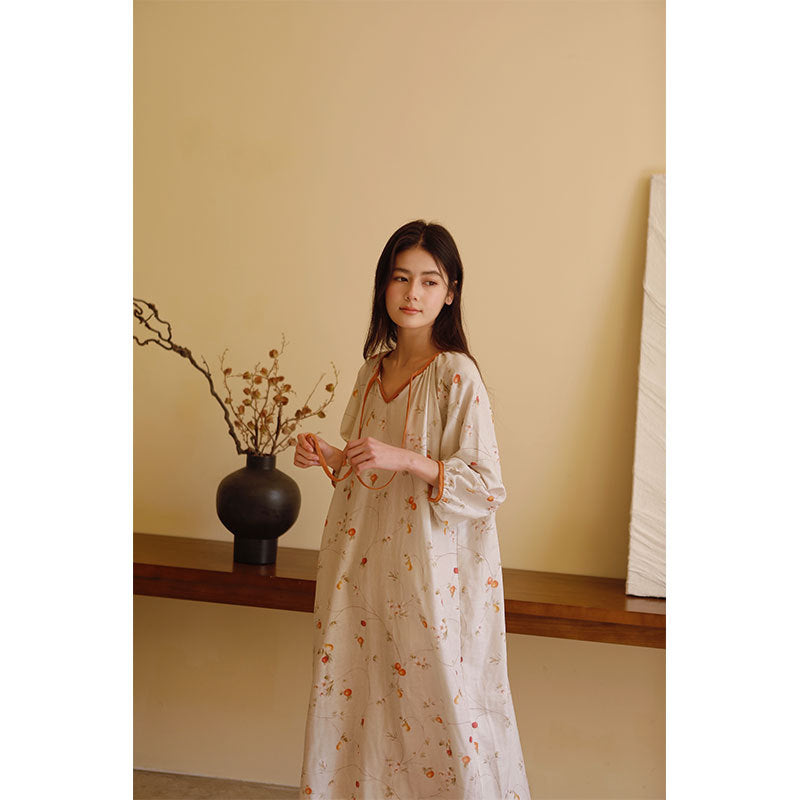 "Dame kimono-nattkjole i blomstermønster med volanger, elegant design i pustende materiale, feminin og komfortabel."