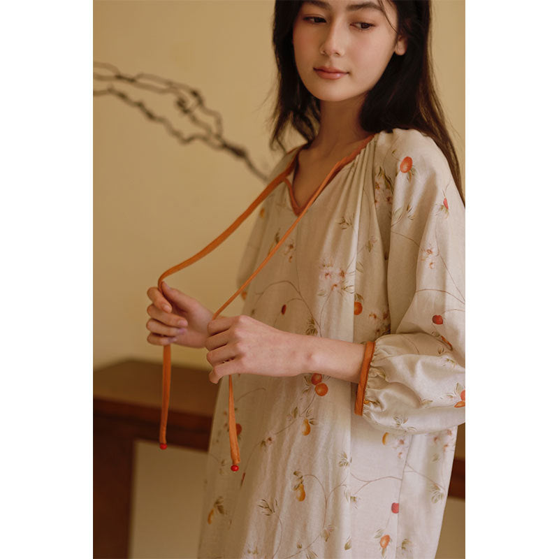 "Dame kimono-nattkjole i blomstermønster med volanger, elegant design i pustende materiale, feminin og komfortabel."