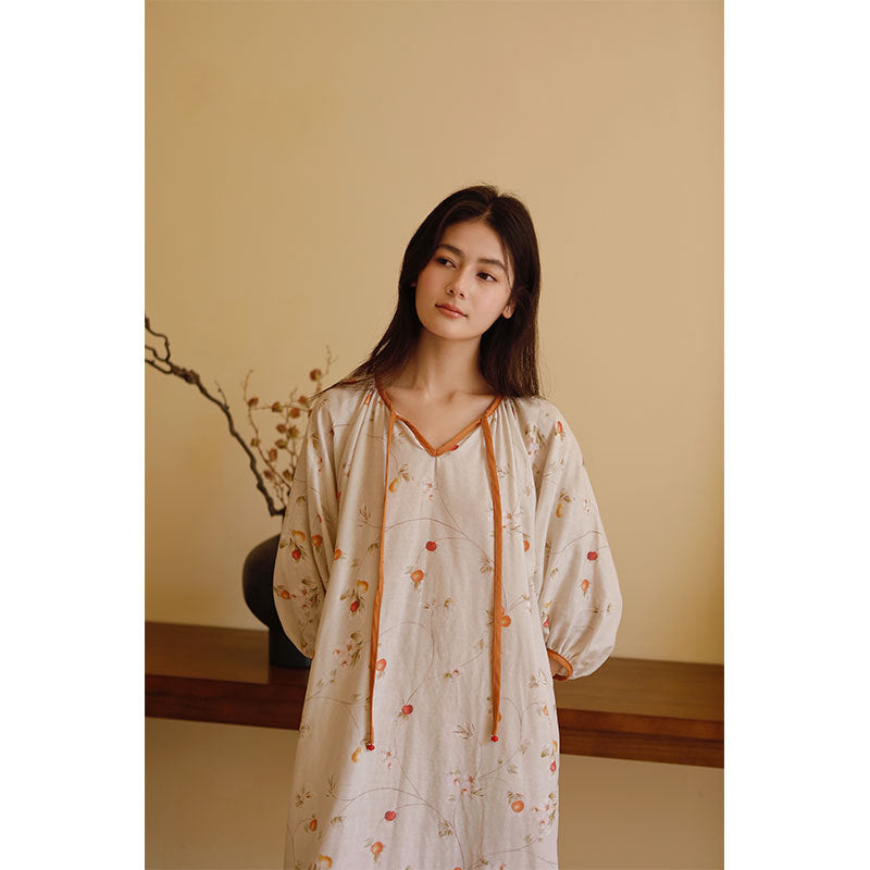 "Dame kimono-nattkjole i blomstermønster med volanger, elegant design i pustende materiale, feminin og komfortabel."