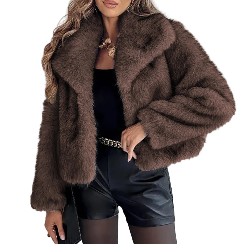 Dame kort fuskepels jakke i elegant stil, perfekt ytterplagg for vinter og høst. Varm og trendy.