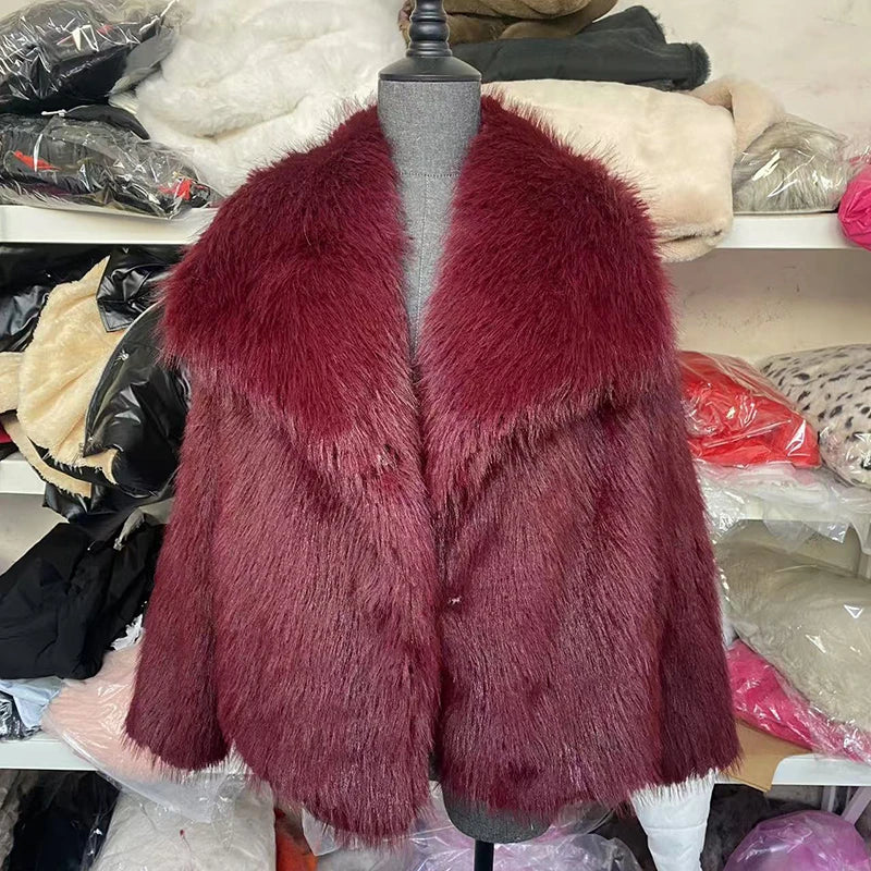 Motebevisst damejakke i kort modell av fuskepels, perfekt for en trendy og varm look.